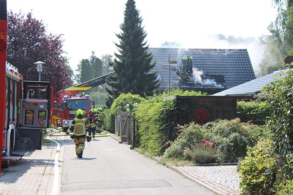 Mittwochmittag wurden die Feuerwehren zu einem Brand an einem Einfamilienhaus in den Aalweg in Niendorf/Ostsee alarmiert.