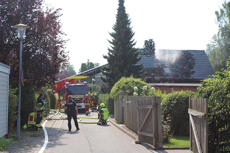 Mittwochmittag wurden die Feuerwehren zu einem Brand an einem Einfamilienhaus in den Aalweg in Niendorf/Ostsee alarmiert.