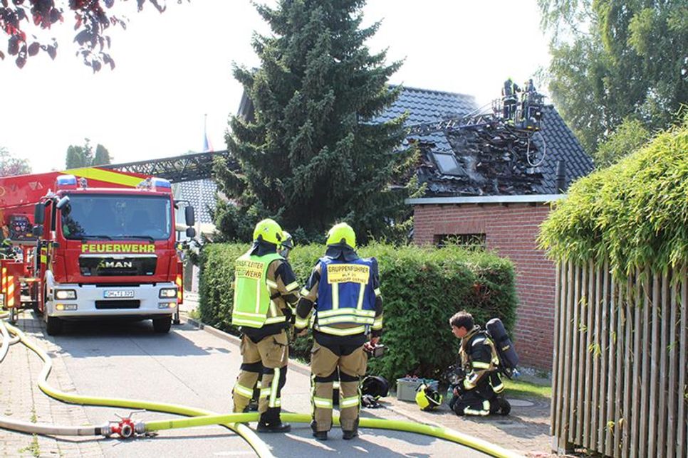 Der Brand ist nach erster Einschätzung von einem E-Scooter ausgegangen, der in der Garage stand. Von dort hat sich das Feuer über das mit Holz verkleidete Haus bis auf das Obergeschoss ausgebreitet.