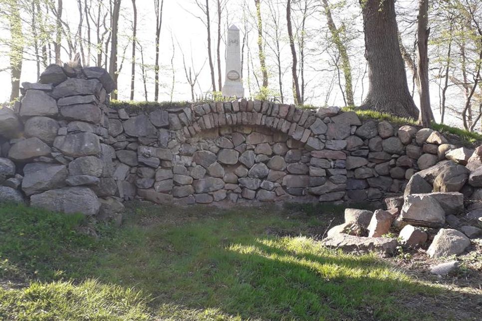 Grotte mit Stele im Park von Salzau.