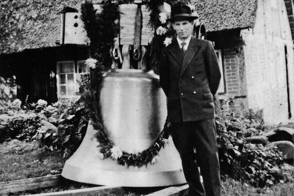 Das Bild, so die nicht ganz gesicherte Vermutung, zeigt die Glockenweihe einer Glocke aus Süsel im Jahre 1928.