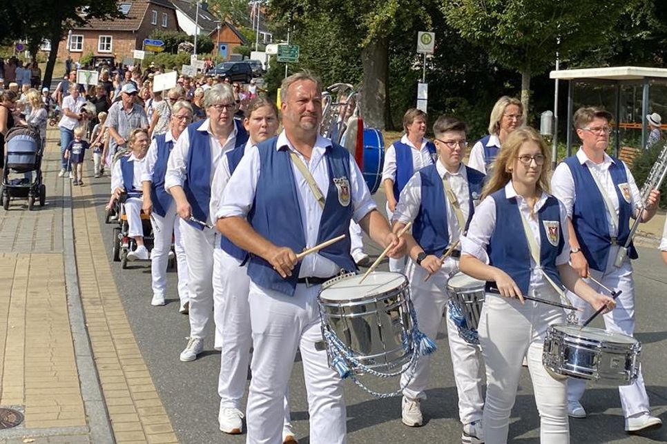 Der Festumzug, angeführt vom Spielmanns- und Fanfarenzug Neustadt und begleitet von der Neustädter Polizei, auf dem Weg zur Strandpromenade.