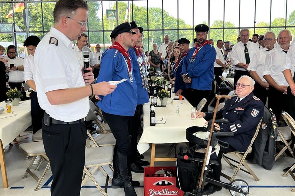 Wehrführer Jacob Revenstorf (lks.) ehrte den sichtlich gerührten Ernst Gloy (sitzend) für 60 Jahre Mitgliedschaft in der Feuerwehr Grömitz.