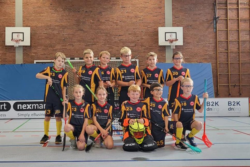 Das U11-Floorball-Team der Spielgemeinschaft aus Neustadt, Bordesholm und Preetz freut sich über einen gelungenen Saisonauftakt – voller Teamgeist und Spielfreude.