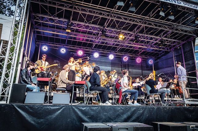 Musikalische Höhepunkte auf dem Timmendorfer Platz: Pop-Revue der Musikhochschule Lübeck und Sommerkonzert mit Pohlmann