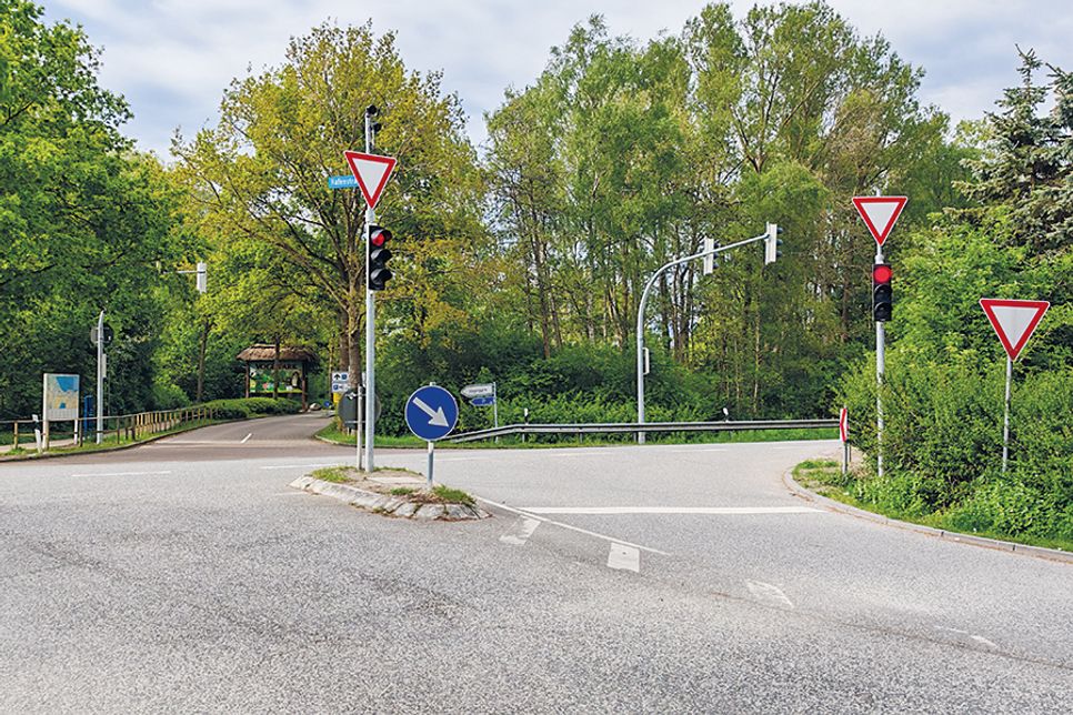 Vollverampelung soll Verkehrssicherheit erhöhen: Neue Ampelanlage nach Verzögerungen endlich fertiggestellt