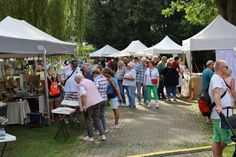 Viele Besucherinnen und Besucher flanierten über den Kunsthandwerkermarkt. (Foto: Christian Lück)