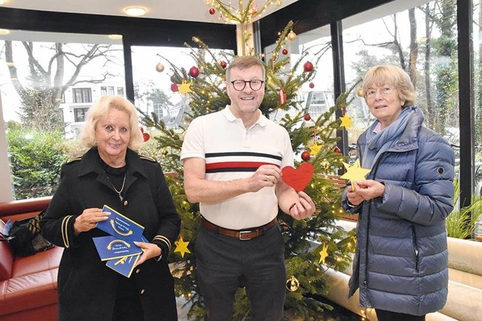 Bürgermeister Sven Partheil-Böhnke, Christine Gebauer (links, Unterstützerin der &amp;quot;Sternenbrücke&amp;quot;) und Barbara Bergmann von KInderherz e.V. bestückten den Weihnachts-Wunschbaum im Rathaus bereits in den vergangenen Jahren mit Wünschen der Kinder.