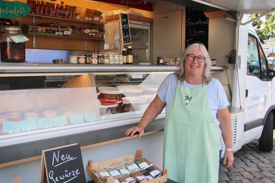 Sabine Schmidt begeistert die Marktbesucher jeden Dienstag und Freitag mit original Spreewälder Spezialitäten, Gewürzen, hausgemachtem Kimchi und mehr.