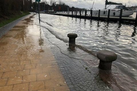 Hochwasser gibt es auch durch die steigenden Wasserstände in der Lübecker Bucht. Am Donnerstag soll es nochmal um bis zu 1,30 Meter über dem mittleren Wasserstand liegen.
