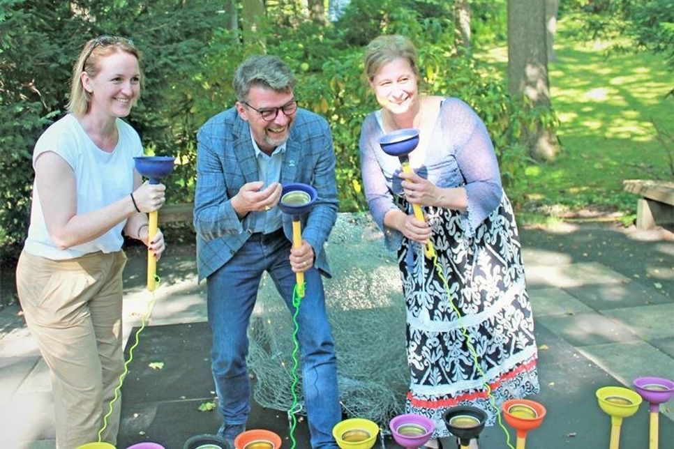 (V.l.) Anke Rädel (Tourist Info Malente), Bürgermeister Heiko Godow und Claudia Valder sind vom Wohlgeruch überrascht.