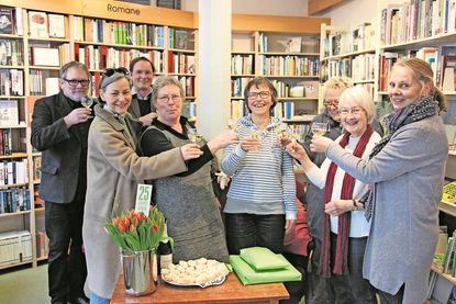 Neustadt. Völlig überraschend für Jubilarin Sabine Lettow (4. v. re.) fand am gestrigen Donnerstag ihr zu Ehren eine Feier statt.