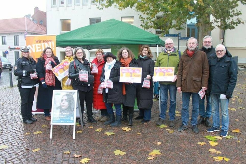 Auch auf dem Neustädter Marktplatz setzten die Akteurinnen und Akteure ein Zeichen gegen Gewalt gegen Frauen und Mädchen.