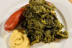 Grünkohl ist ein unglaublich gesundes und hochbasisches Gemüse. Er liefert viel Calcium, Eisen, Vitamin K und Vitamin C plus eine Menge antioxidativ wirksamer Pflanzenstoffe.