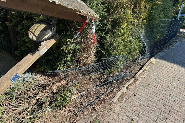 Nach der Kollision entfernte sich der Fahrzeugführer in unbekannte Richtung.
