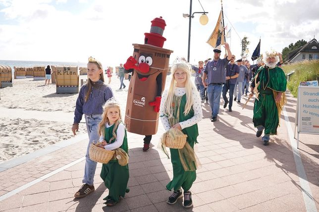 Die letzte Etappe führte den Festumzug entlang der Promenade zum Fischerbudentreff an der Fischerhütte.