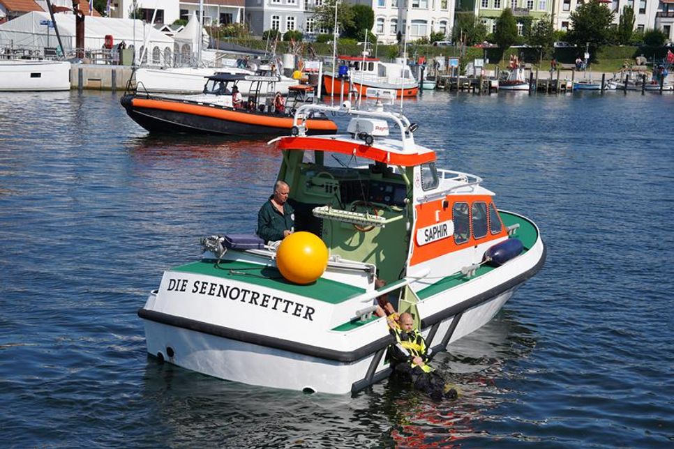 Die DGzRS zeigte anhand einer Bergungsübung im Neustädter Hafen, welche Arbeit sie leistet.