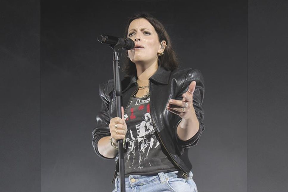 Silbermond-Sängerin Stefanie Kloß auf der großen Musikbühne am Timmendorfer Strand.