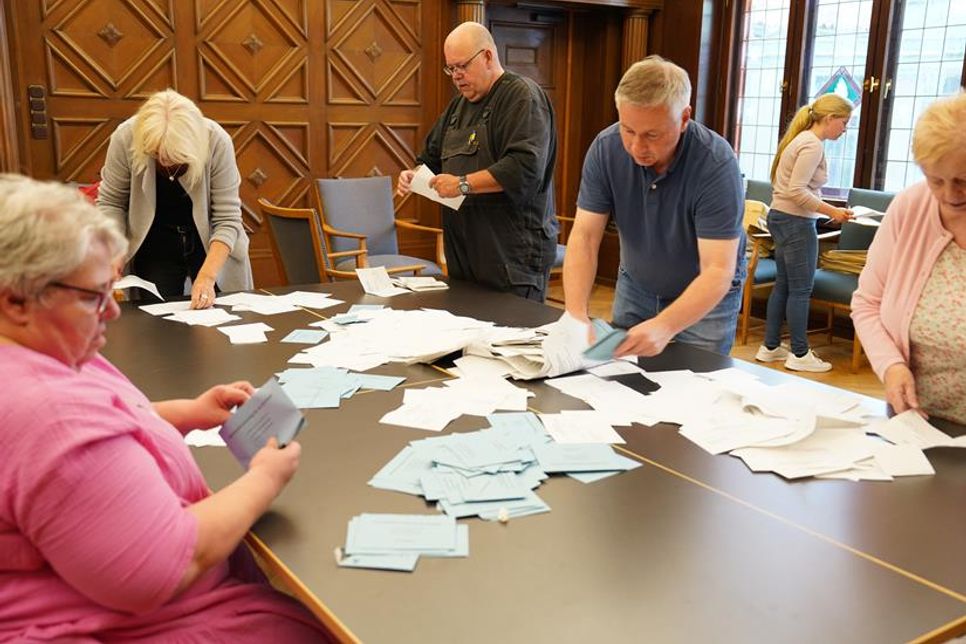Die freiwilligen Wahlhelferinnen und Wahlhelfer zählten auch im alten Sitzungsaal des Rathauses, für einen von insgesamt acht Wahlbezirken, die Stimmen aus.