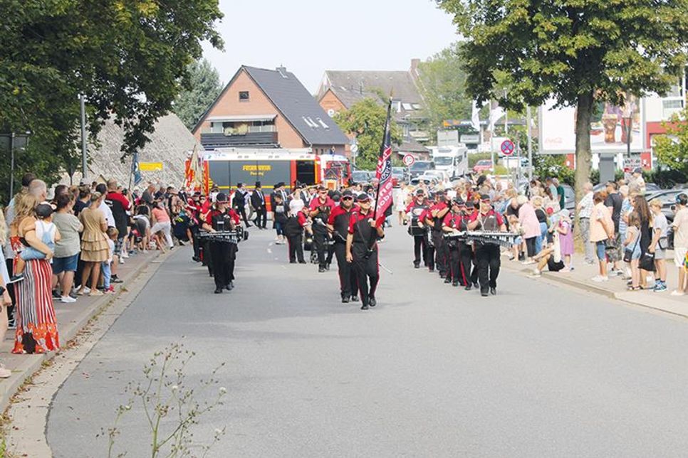 Angeführt vom Fanfarenzug des TSV Pansdorf ging es durch die Straßen Pansdorfs.