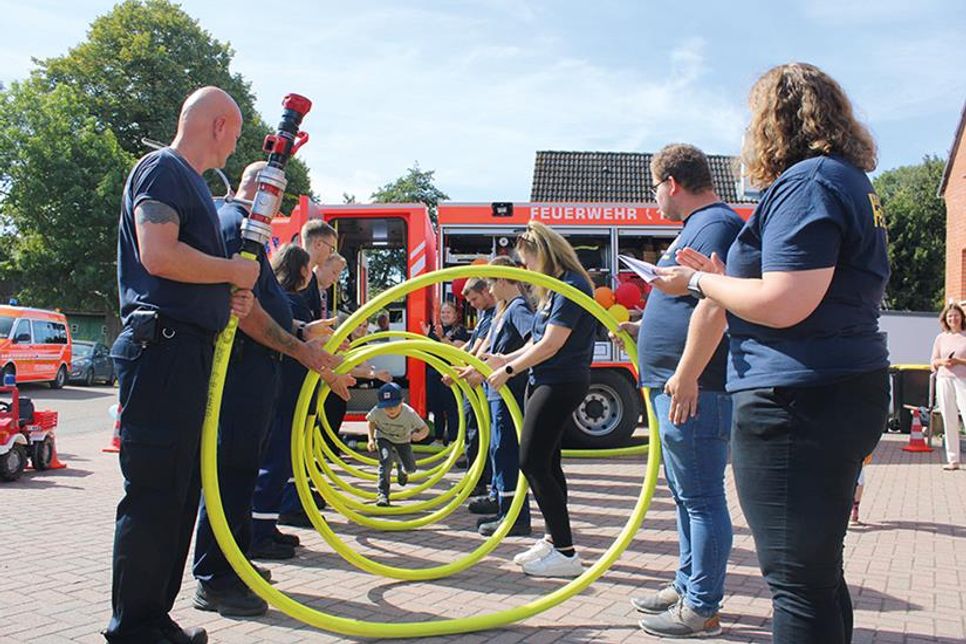 Durch ein Spalier aus Feuerwehrschläuchen ging es für die Kids hinein ins Abenteuer Kinderfeuerwehr.