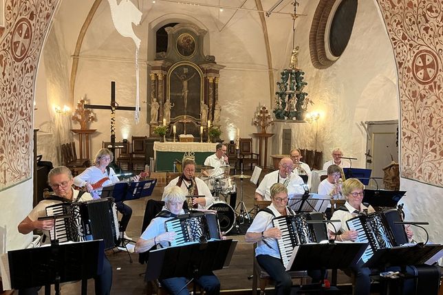 Die Spielfreude der Musikerinnen und Musiker sprang schnell auf das Publikum über.