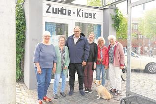 Mirko Spieckermann besuchte die fünf ehrenamtlich aktiven Frauen im Zuhör-Kiosk und sprach vor allem Initiatorin Marina Meißner (3. v. re.) seinen Dank aus.