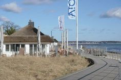 Die Reetkate liegt direkt am Strand und bietet mit 140 Außenplätzen genug Platz zum Schlemmen und Verweilen an der Ostsee.