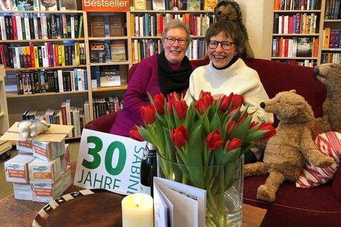 Geschenke für die Jubilarin: Inhaberin Gabriela Bendfeldt (lks.) und ihre treue Mitarbeiterin Sabine Lettow.