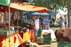 Reger Handel auf dem Herbstmarkt im Probstei Museum Schönberg.