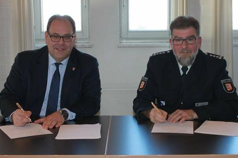 Nun auch endlich offiziell: Bürgermeister Mirko Spieckermann und Neustadts Revierleiter Bodo Willemeit (re.) unterzeichneten die Vereinbarung im Rathaus.