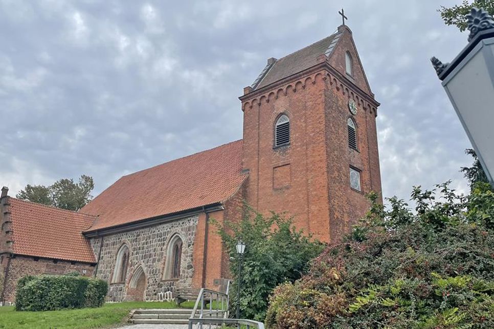 Die Marienkirche Schönkirchen soll künftig mit einer Wärmepumpe geheizt werden.