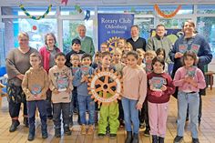 von links nach rechts: Schulleiterin Frau Böllnitz, Susanne Knees, Sophus Theophile, Dieter Fischer, Uwe Lankau, Klassenlehrerin Frau Böhme und Schülerinnen und Schüler der Klasse 2a.