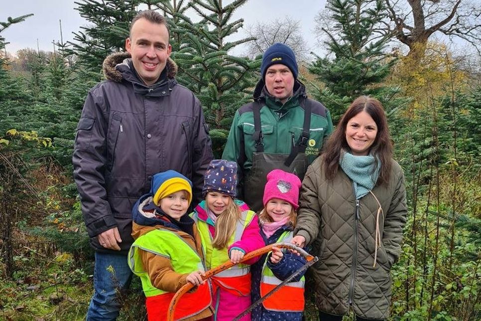 Gemeinsam ging es in den Forst von Sierhagen, um sich einen schönen Tannenbaum auszusuchen.