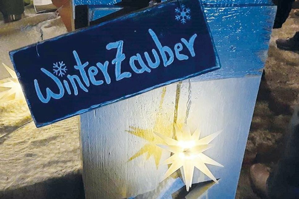 Liebevoll gefertigtes Kunsthandwerk  wird auf dem Weihnachtsmarkt angeboten.