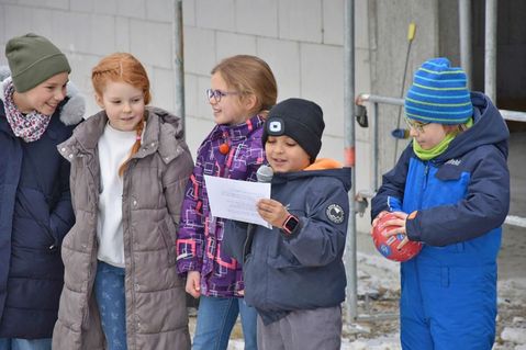 Die Kinder der Klasse 3a sangen bei dem Richtfest am vergangenen Freitag unter anderem für die Ehrengäste.