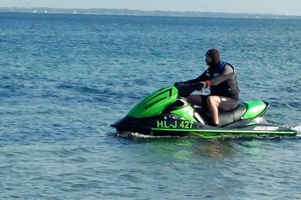 Gerwig Stief mit seinem Jetski in der Lübecker Bucht.