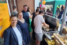 Gasgrill-Einweihung beim Schulfest im Juli mit Schulleiterin Angela Haar, Vorsitzende Förderverein Nicole Paustian und Bürgermeister Michael Robien (v. lks.).