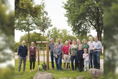 Mitglieder des Beirates mit der Bürgermeisterin, Mitgliedern des Dorfvorstandes und Vertretern der Gärtnerei Hinze vor dem Baum des Jahres.