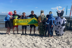 In Rettin wechselte der Anbaden Lübecker Bucht Wanderpokal wieder den Besitzer und wurde an das diesjährige Gewinnerteam „Jamaikanischen Dreierbob“ übergeben.