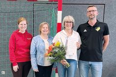 Die Juli-Ehrung ging diesmal nach Sereetz (v.li.): Wiebke Watzlawek (Leiterin Sport, Soziales und Nachhaltigkeit bei den Stiftungen der Sparkasse Holstein), Jutta Voigt (2. Vorsitzende des Kreissportverband Ostholstein), Renate Harders (Moin! Vereinsheldin Juli in Ostholstein) und Marko Harms (Sereetzer SV).