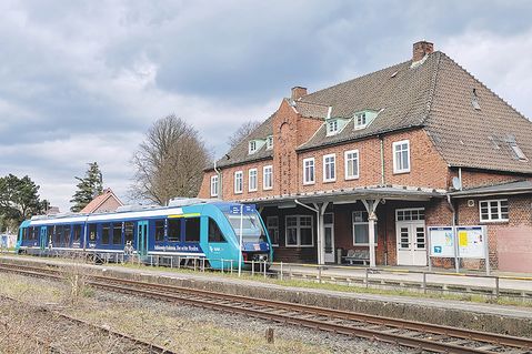 Pläne für Haffkrug sorgen für Unmut: Erste Pläne zur Elektrifizierung der Bäderbahn vorgestellt
