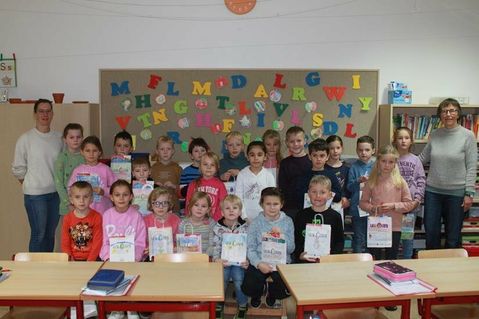 Sabine Lettow vom Buchstaben in der Hochtorstraße (re.), Klassenlehrerin Ines Händel (lks.) und die Schülerinnen und Schüler der Klasse 1d.