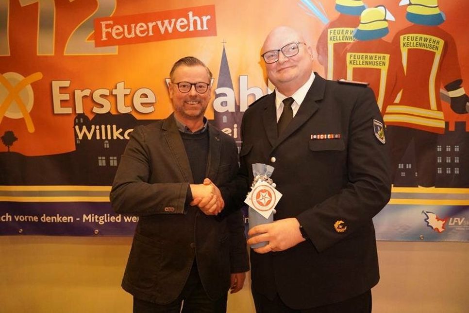 Zur erneuten Wiederwahl gratulierte Bürgermeister Stefan Schwardt (lks.) dem Gemeindewehrführer Hans-Werner Landschoof.