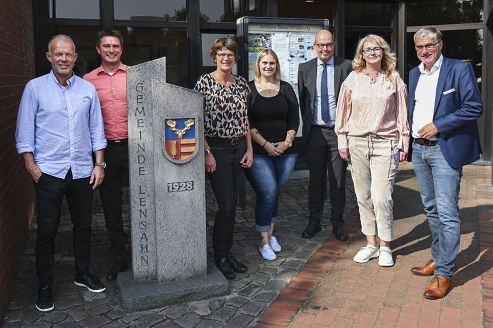 Dirk Bruhse, Büroleitender Beamter, Gemeinde Lensahn, Michael Robien, Bürgermeister Gemeinde Lensahn, Silke Steen, Kommunale Partnerschaften, ZVO Energie GmbH, Franziska Möding, Fachbereich Ordnungs- und Planungsamt, Gemeinde Lensahn, Peter Bergmann, Vorstand BBH Consulting AG, Susan Petersen, Fachbereichsleitung Ordnungs- und Planungsamt, Gemeinde Lensahn, Sven Christensen, Prokurist ZVO Energie GmbH, Kommunale Partnerschaften (v. lks.). (Foto: ZVO)