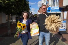 Melanie Levingstone (Werbegemeinschaft Kremper Straße) und Sven Muchow (Gewerbeverein Neustadt) reuen sich auf den 28. Herbstmarkt.