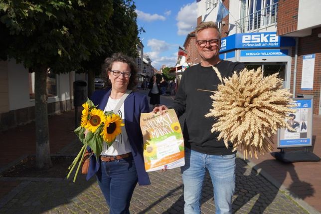 Melanie Levingstone (Werbegemeinschaft Kremper Straße) und Sven Muchow (Gewerbeverein Neustadt) reuen sich auf den 28. Herbstmarkt.