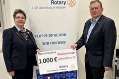 1. Vorsitzende Christina Schwartz erhält von Rotary Präsident Uwe Lankau den symbolischen Spendenscheck. (Foto: Klaus Kasper)