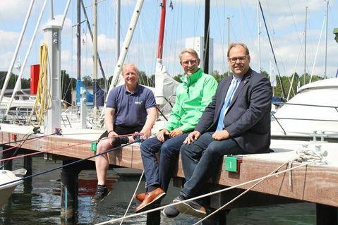 Hafenmeister Oliver Schmüth, Werkleiter der SWNH Dr. Mark Jahn und Bürgermeister Mirko Spieckermann (v. lks.) setzen auf eine lange Haltbarkeit der neuen Stege.