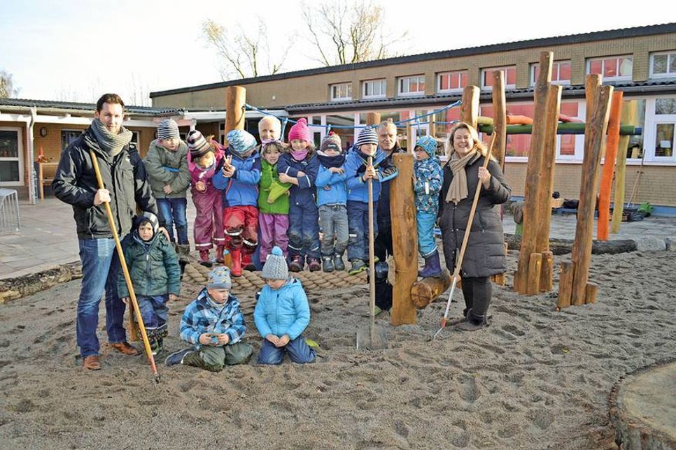 Nachdem unter anderem der Niedrigseilgarten aufgebaut wurde, hat der neue Spielehof rundherum seine Pflanzen erhalten. Kiko-Leiter Philipp Höft (von links), Rainer Kahns von der Werkstatt Lebensraum, Falko Rerop, Vorsitzender des Fördervereins, und seine Stellvertreterin Jessica Wellenbeck freuen sich über die Fertigstellung. (Foto: René Kleinschmidt)